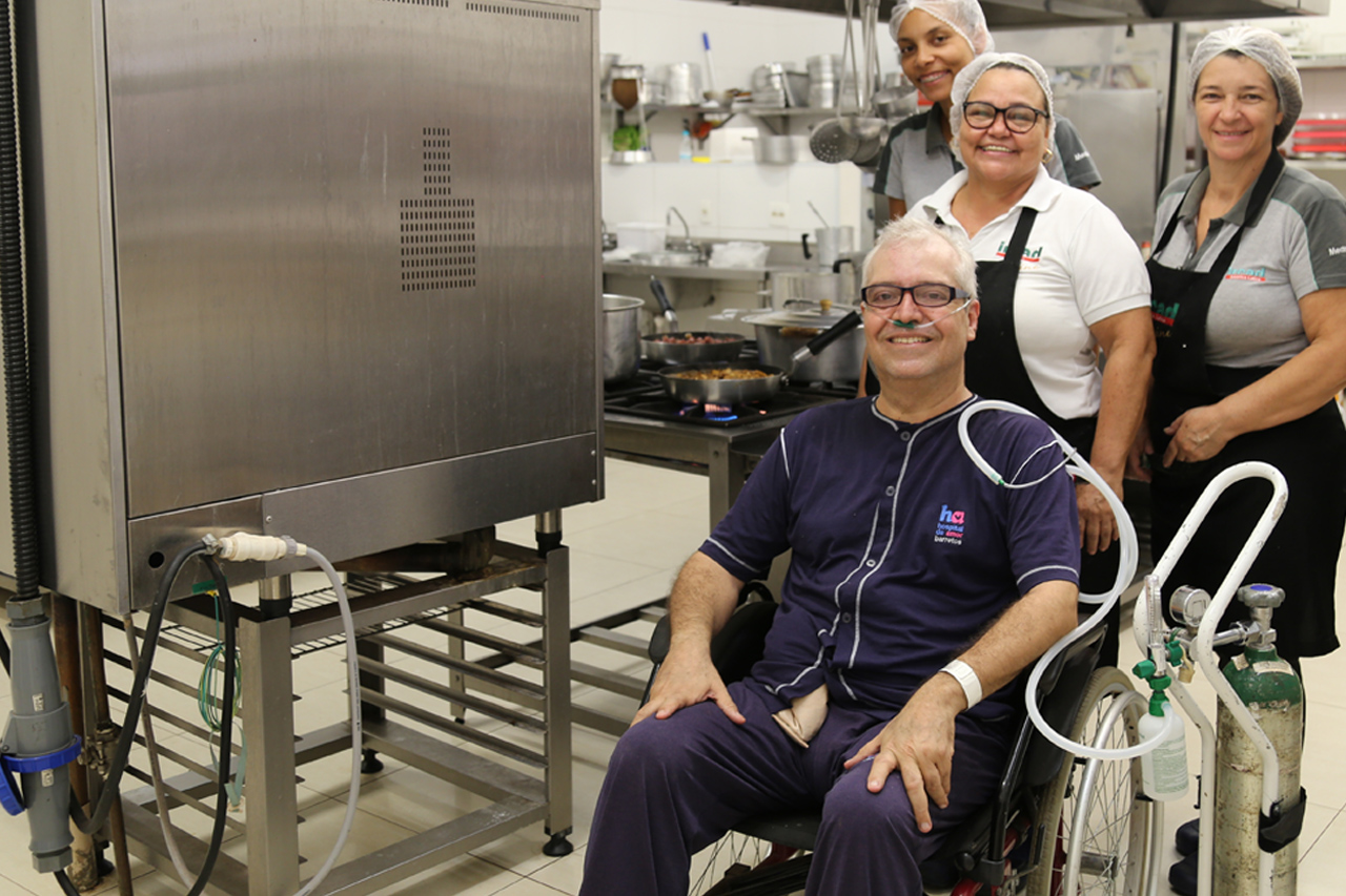 Paciente do HA realiza sonho de cozinhar para a equipe da instituição