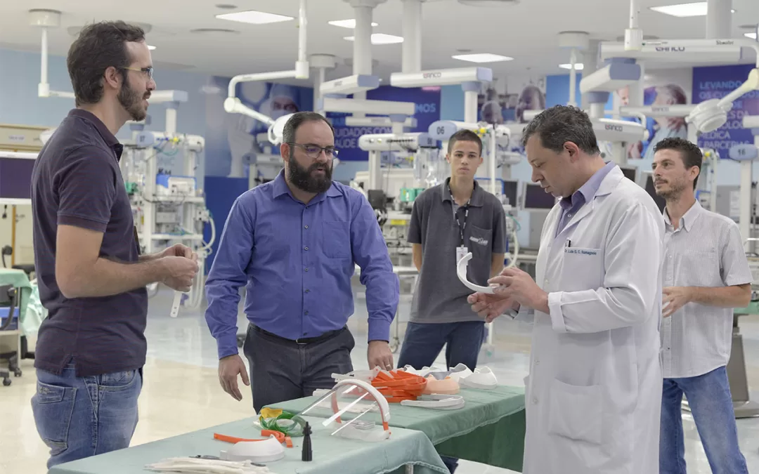 Máscaras faciais desinfectáveis são produzidas para equipes médicas que atuam no combate ao novo coronavírus, em Barretos