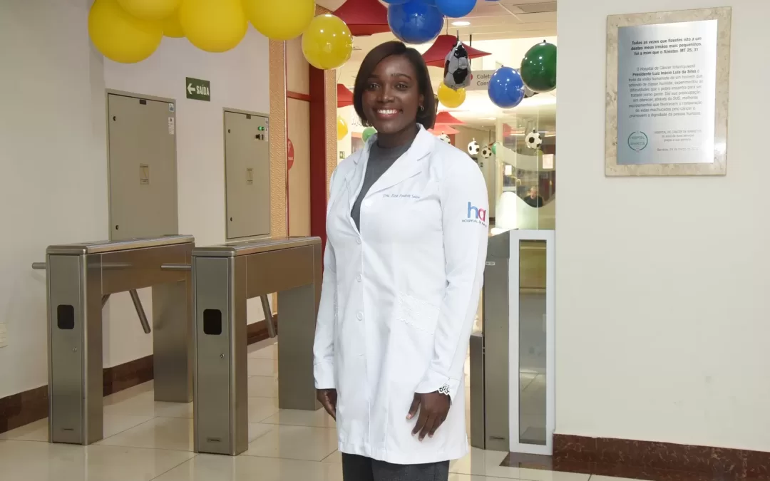 Entre Brasil e Haiti, uma médica aprende no HA para transformar o futuro da oncologia pediátrica em seu país